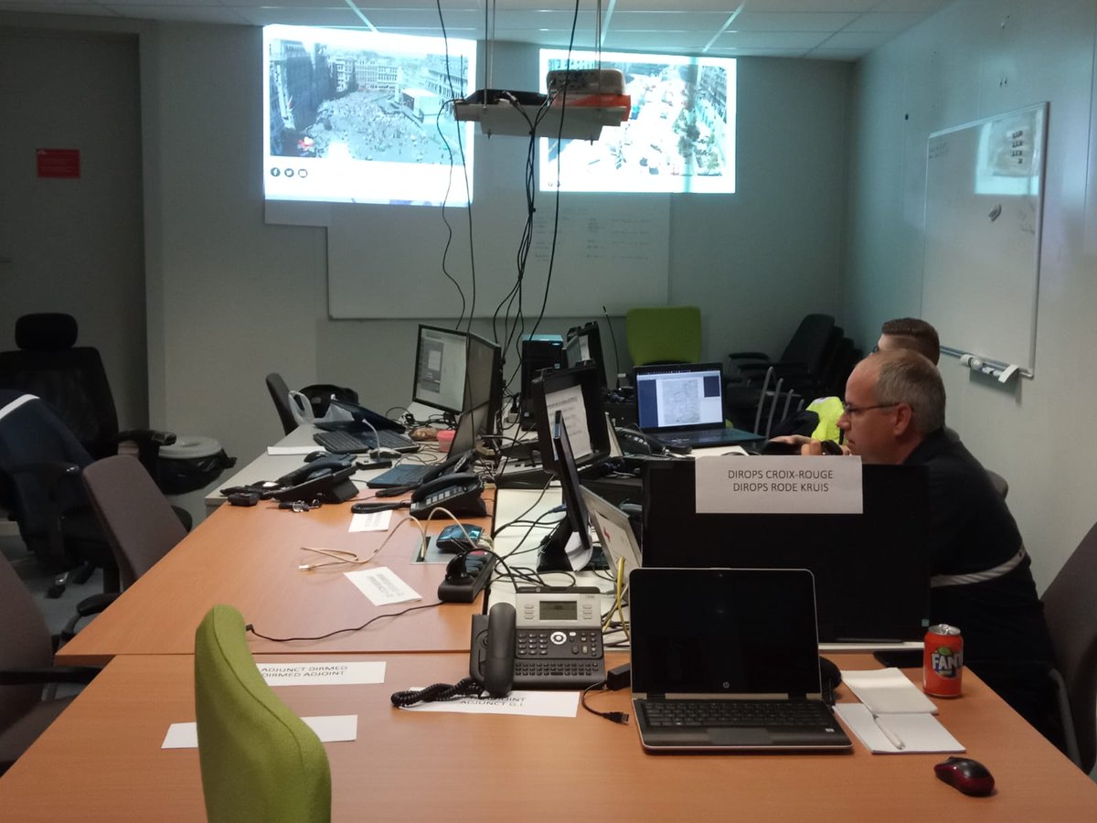 #TourdeFrance Pour la Croix-Rouge de Belgique, la présentation des équipes Grand-Place de Bxl mobilise déjà 62 secouristes, 3 postes de soins sur et autour de la Grand-Place, 2 équipes d’intervention et 3 ambulances. Et un poste de coordination (en image) merci à nos équipes!