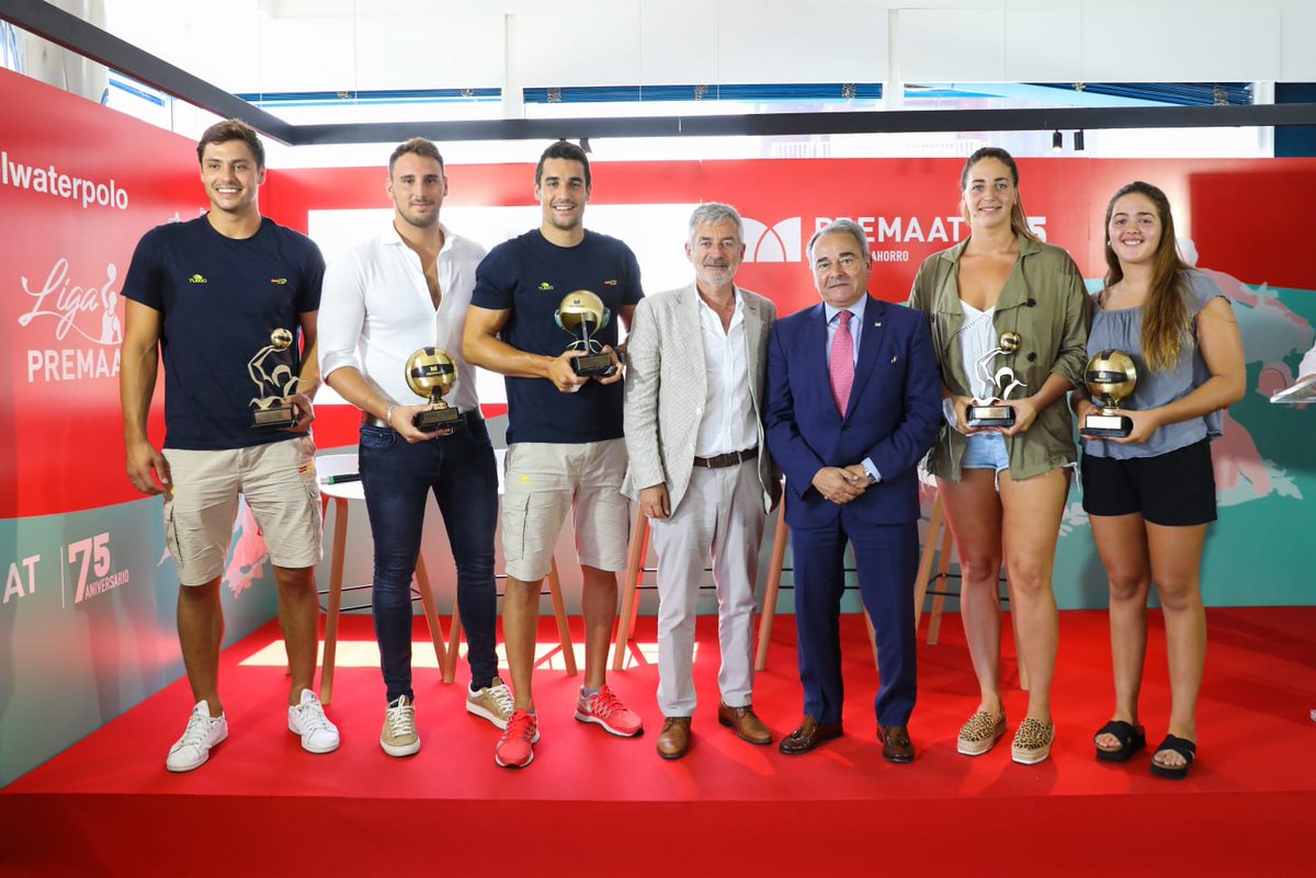 PREMAAT's tweet photo. ¡Los premiados de la @LPremaat y @LigaPremaatWP de la temporada 18/19!
🤽‍♂ Liga Masculina: 
🏆 MVP @Albermuna 
🏆 Goleador @victorg91 
🏆 Portero @edulorrio
🤽‍♀ Liga Femenina:
🏆 MVP @Maica_GG 
🏆 Goleadora: Daniela Jackovich
🏆 Portera @lauraesterwp https://t.co/q2FRaxAkXz