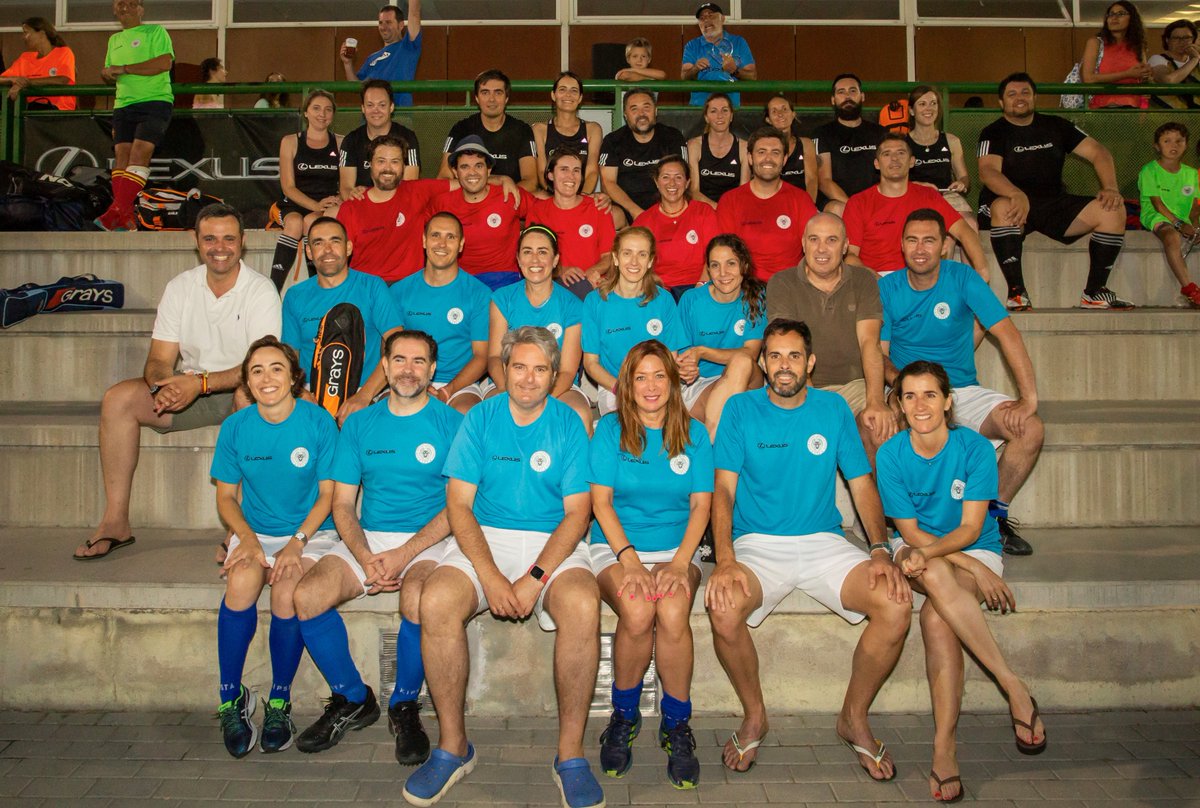 davidperis's tweet image. Acabamos 3º en el 2º Torneo @LexusSpain de Hockey en su versión mamis y papis. El año que viene nos federamos! gracias @Alex_FK por las fotos. #chmlasrozas #fieldhockey #mamisypapis