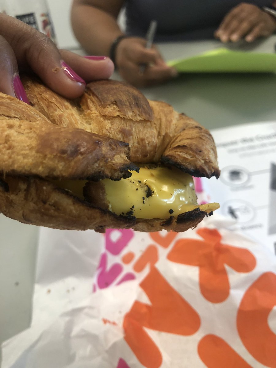 LaurensLastBite's tweet photo. @dunkindonuts is this toasted or burnt   #cranburyNJ https://t.co/lqJRudHeAi