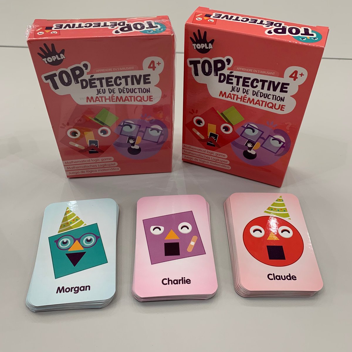 JuegaconmigoBcn's tweet photo. NOVEDAD
Aprende las formas geométricas con #TopDetective de @playtopla
Pregunta, piensa y averigua el personaje oculto.
¿Jugamos?
#Juegaconmigo #Cartas #Formas #Novedad https://t.co/i8j5mwfO5L