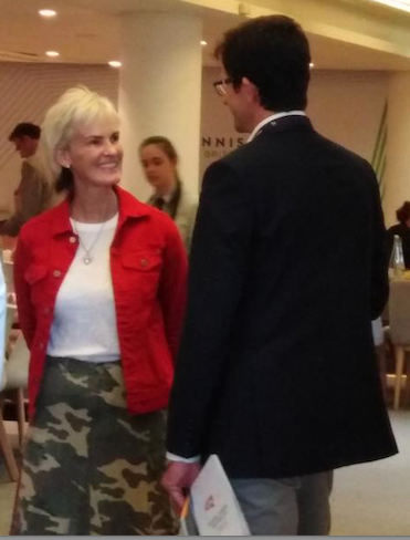 Only 4 days left to enter our 'first come first served' FUN <a href="/Wimbledon/">Wimbledon</a> themed 14U singles &amp; doubles girls <a href="/SheRallies/">She Rallies</a> event on 14 July. Big thankyou to <a href="/JudyMurray/">judy murray</a> from Mark for the tips &amp; message for the girls 👇 at the #LTATennisAwards www3.lta.org.uk/Competitions/E…