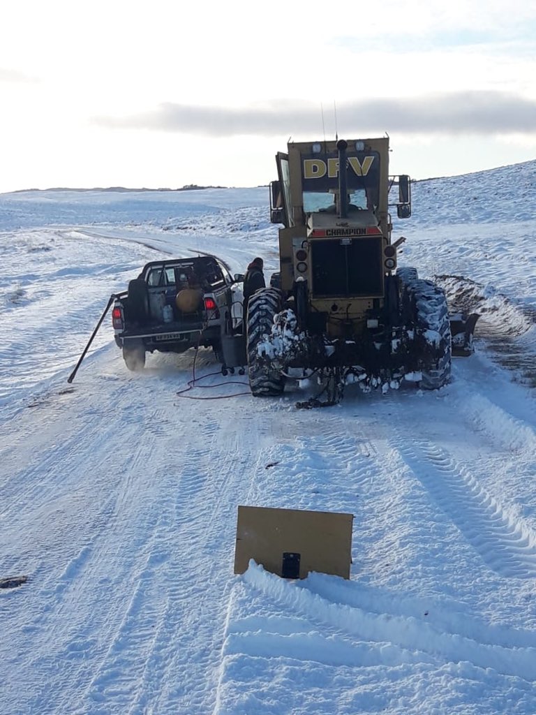 GastonNataleTDF's tweet photo. Se termino completa la Ruta Provincial N14, donde se hizo perfilado y despeje de nieve.
Nuestro equipo de mecánicos de Flota Pesada estuvieron engrasando y ajustando las correas de la máquina, dejándola lista para seguir trabajando en otra ruta.
#VialidadProvincialTdf https://t.co/oqyn07Y7gw