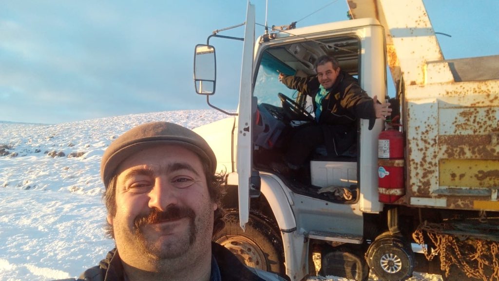 GastonNataleTDF's tweet photo. Se termino completa la Ruta Provincial N14, donde se hizo perfilado y despeje de nieve.
Nuestro equipo de mecánicos de Flota Pesada estuvieron engrasando y ajustando las correas de la máquina, dejándola lista para seguir trabajando en otra ruta.
#VialidadProvincialTdf https://t.co/oqyn07Y7gw