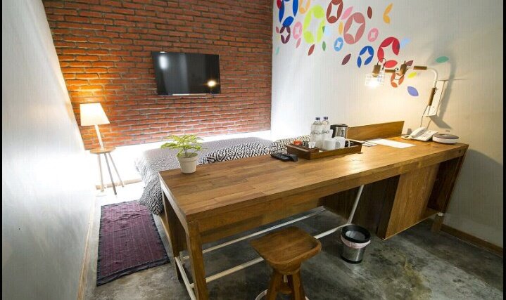 2. Lokal Hotel. Hotel ini udah cukup lama ada di Jogja, saya juga baru tahu kalo masuk Airbnb heheDulu saya sering ngopi & nugas di cafenya, tempatnya nyaman kok. Harganya $39(546k) per malam untuk dua orang, dan $67(938k) untuk yang tipe Mezzanine-Loft https://www.airbnb.com/rooms/11150293?guests=1&s=42&user_id=11348077&ref_device_id=cc6cf5d336250197