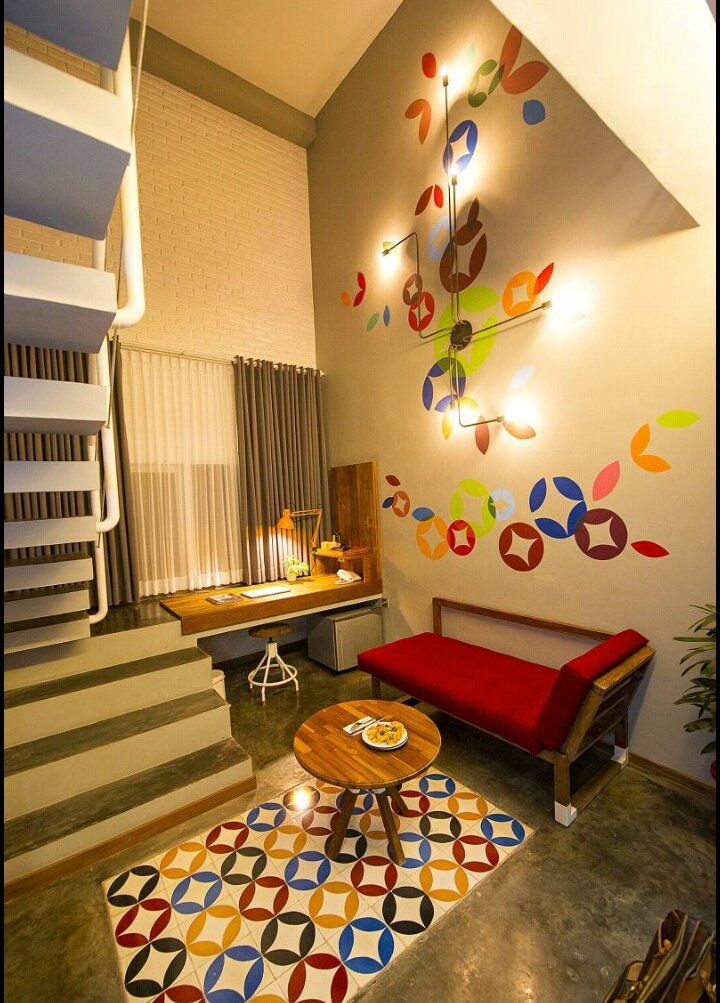 2. Lokal Hotel. Hotel ini udah cukup lama ada di Jogja, saya juga baru tahu kalo masuk Airbnb heheDulu saya sering ngopi & nugas di cafenya, tempatnya nyaman kok. Harganya $39(546k) per malam untuk dua orang, dan $67(938k) untuk yang tipe Mezzanine-Loft https://www.airbnb.com/rooms/11150293?guests=1&s=42&user_id=11348077&ref_device_id=cc6cf5d336250197