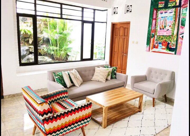 6. Rumah 3 kamar tidur yg deket jogja bay dengan harga yg relatif murah. Bisa muat sekitar 6 orang. Udah ada tv, kulkas, dapur, taman kecil. Harga per malem $34 (476k)  https://www.airbnb.com/rooms/31226133?guests=1&s=42&user_id=11348077&ref_device_id=cc6cf5d336250197