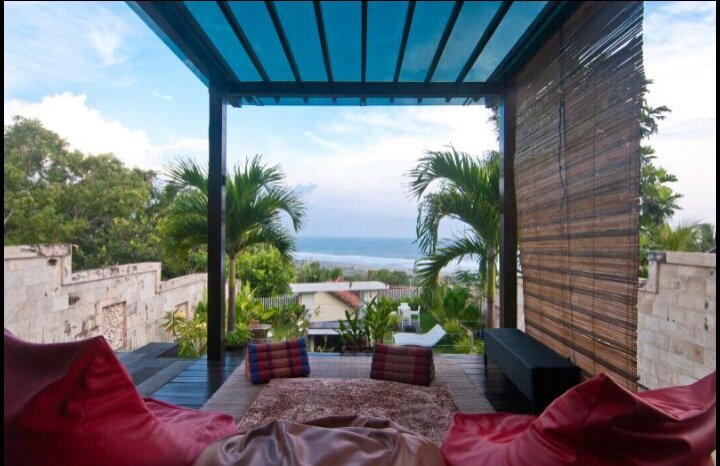 9. Ocean Villa Alcheringa. Ini villanya di deket parangtritis. Lumayan kalo mau ke pantai sekalian. Harganya $54(754k) per kamar per malam. Ada jacuzzi dan kolamnya juga https://abnb.me/VSGR1PLX2X 
