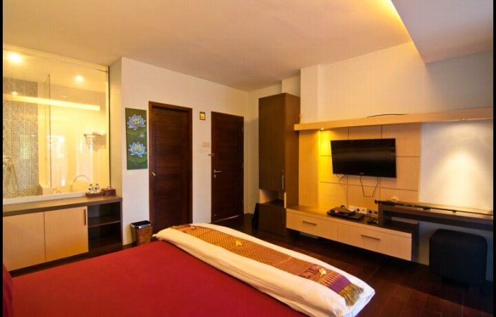 9. Ocean Villa Alcheringa. Ini villanya di deket parangtritis. Lumayan kalo mau ke pantai sekalian. Harganya $54(754k) per kamar per malam. Ada jacuzzi dan kolamnya juga https://abnb.me/VSGR1PLX2...