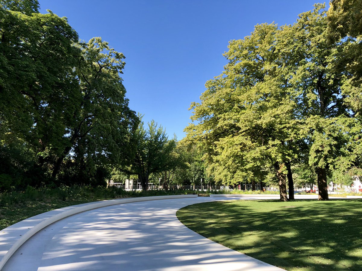 ReimsGoodNews's tweet image. 🌳🌼🌲 Square Colbert 🌲🌼🌳
Dès demain les rémois pourront de nouveau profiter de ce lieu de #nature en centre-ville de #Reims
Quelques chiffres:
- 10 386 m2 de gazon.
- 93 arbres.
- 74 500 plantes vivaces et bulbes à fleurs.
Et un grand banc blanc circulaire pour se poser 😊