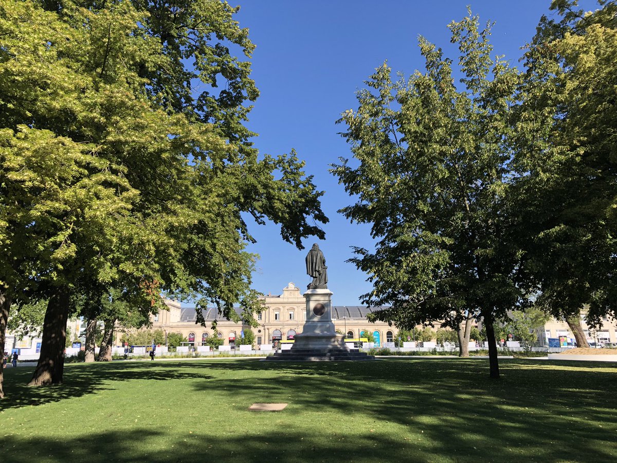 ReimsGoodNews's tweet image. 🌳🌼🌲 Square Colbert 🌲🌼🌳
Dès demain les rémois pourront de nouveau profiter de ce lieu de #nature en centre-ville de #Reims
Quelques chiffres:
- 10 386 m2 de gazon.
- 93 arbres.
- 74 500 plantes vivaces et bulbes à fleurs.
Et un grand banc blanc circulaire pour se poser 😊