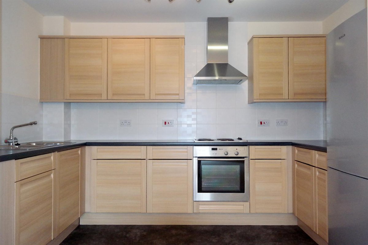 SimsWilliamsEst's tweet photo. #Property #ToLet in #Chichester - Delightful LARGE TWO DOUBLE BEDROOM, TWO BATHROOM #APARTMENT a SHORT WALK from CHICHESTER #TOWN CENTRE and #FESTIVAL #THEATRE, with Communal Garden &amp; OSP. https://t.co/CUDITmuloH https://t.co/FtmOKYXR09