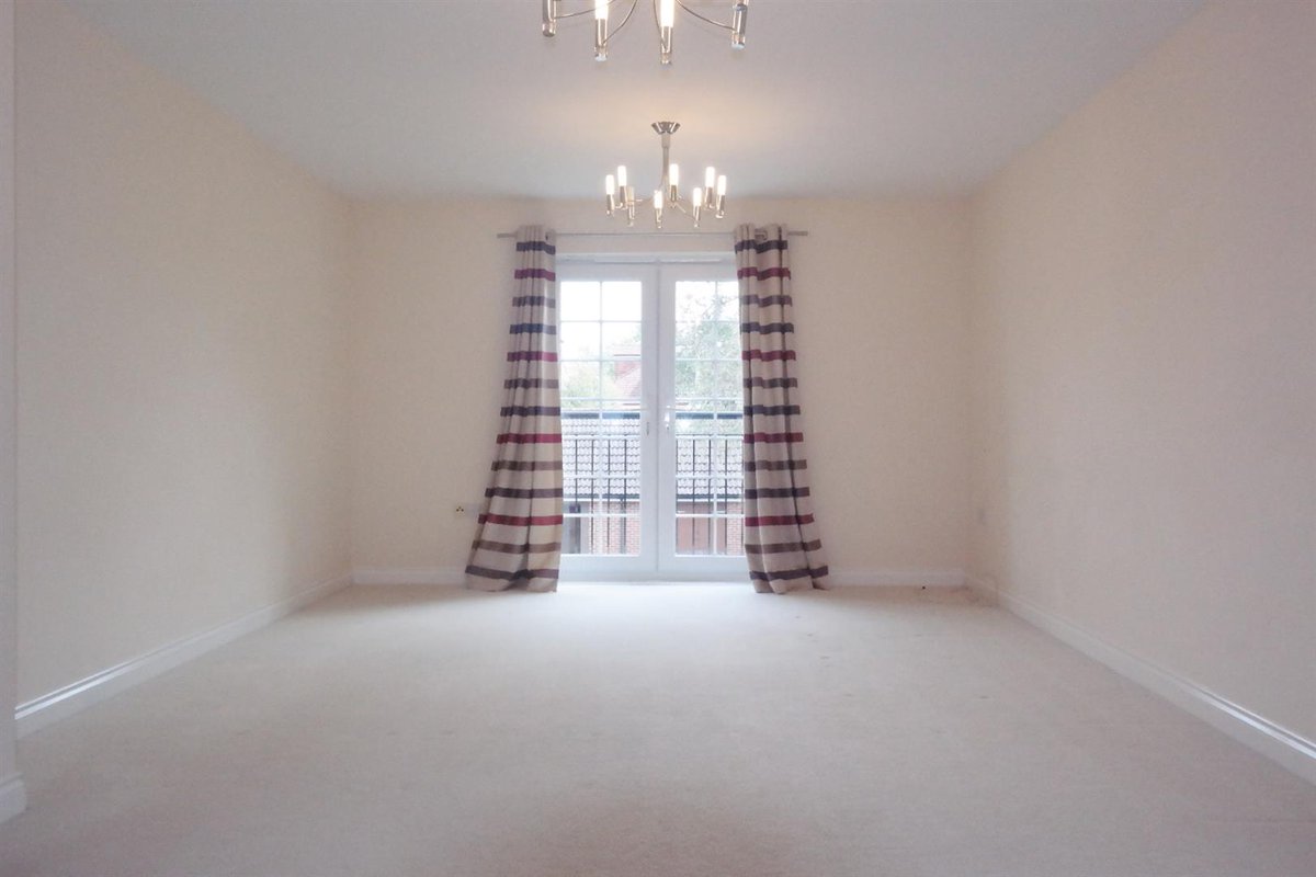 #Property #ToLet in #Chichester - Delightful LARGE TWO DOUBLE BEDROOM, TWO BATHROOM #APARTMENT a SHORT WALK from CHICHESTER #TOWN CENTRE and #FESTIVAL #THEATRE, with Communal Garden &amp; OSP. simswilliams.co.uk/property/resid…