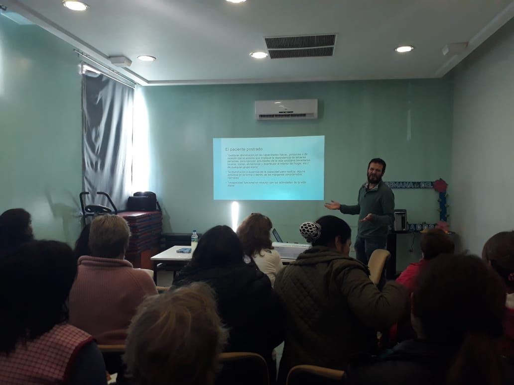 Cesfam6Rancagua's tweet photo. Ayer se realizó el tercer día de capacitación de la "Semana del cuidador" usuarios del programa de Dependencia Severa felices!!
#Entregadedipomas
#Sorpresas
#tardedespa
#coffesaludable
#BPenAPS https://t.co/B4sqnumlTn