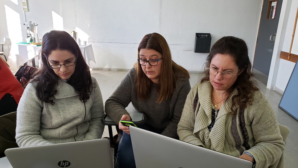 StephaniMangano's tweet photo. Trabajo en equipos para el taller de la mañana abordando #CompetenciasDigitalesDocentes #TrayectoFormativo #PRAXIS2 @nucleoREA @DptoTDCFE @DataUdelar #CeRPCentro https://t.co/2H5WAOwJ6u