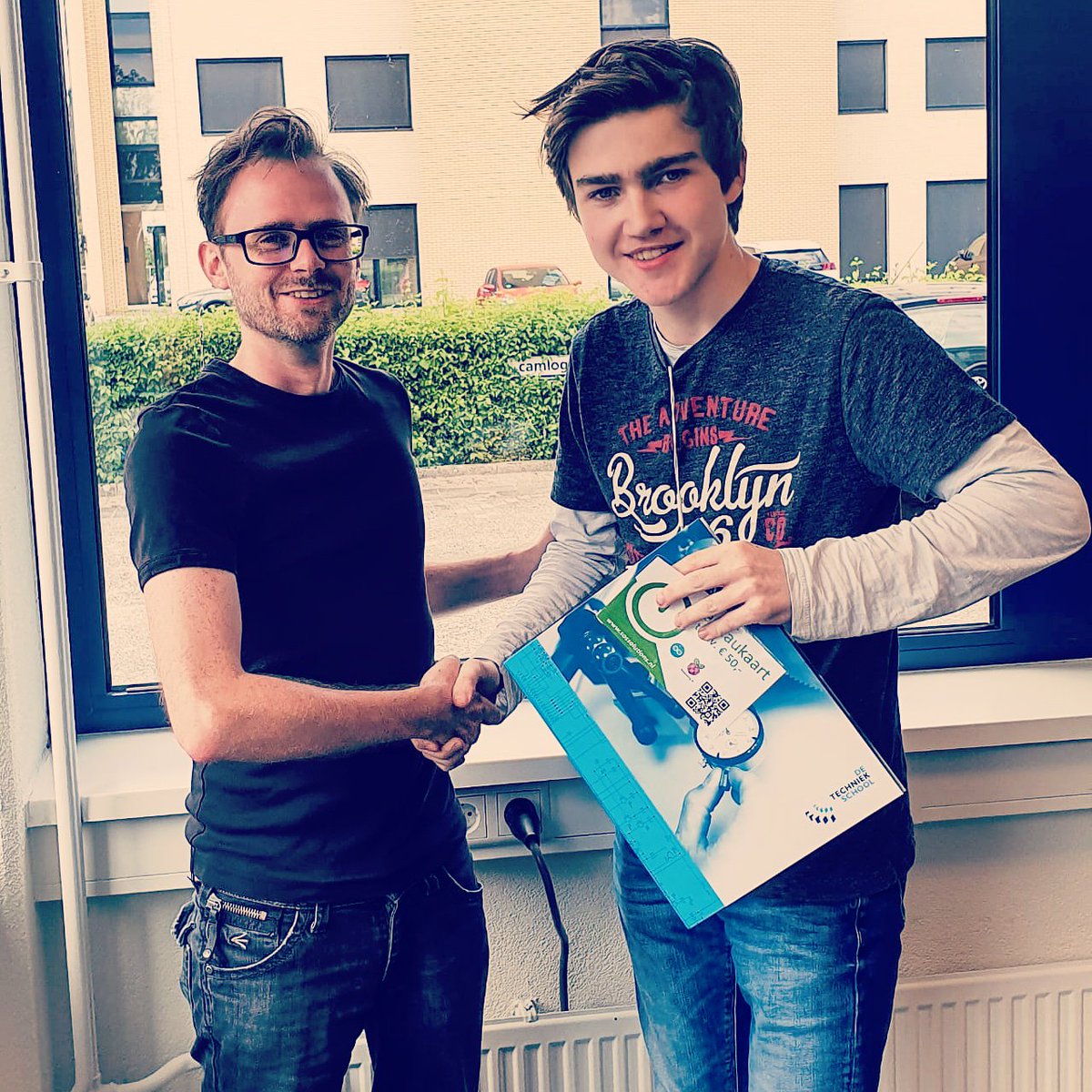 _techniekschool's tweet image. Robert heeft afscheid genomen van zijn #stage bij De Techniekschool. Deze student #Mechatronica wensen wij veel succes met zijn verdere studie 🤓 #bolleboos