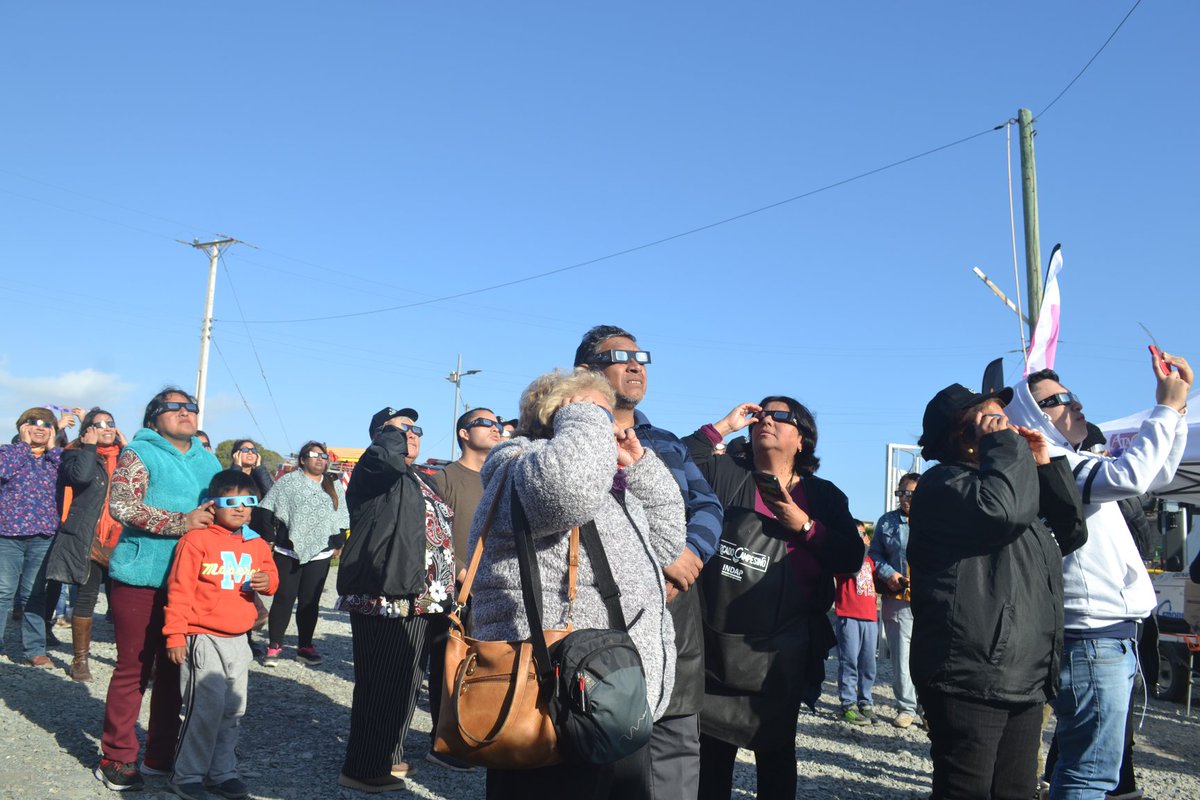 FreirinaIM's tweet photo. EN CALETA CHAÑARAL también disfrutaron del #EclipseSolarAtacama, cientos de turistas llegaron a la popular caleta de pescadores quienes ofrecieron toda la oferta gastronómica de la zona para disfrutar de este espectacular fenómeno, un siete!! @CaletaChanaral @cesar_freirina https://t.co/UH7kk0L262