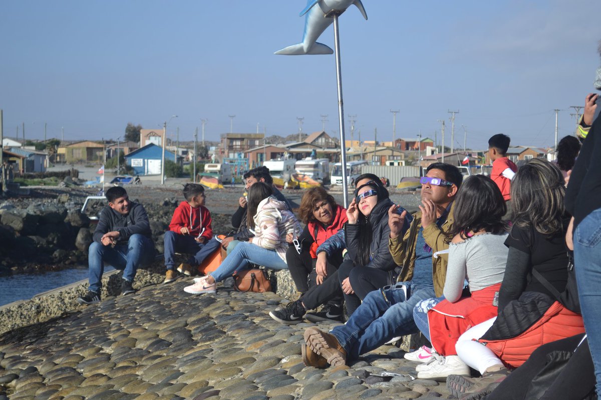 FreirinaIM's tweet photo. EN CALETA CHAÑARAL también disfrutaron del #EclipseSolarAtacama, cientos de turistas llegaron a la popular caleta de pescadores quienes ofrecieron toda la oferta gastronómica de la zona para disfrutar de este espectacular fenómeno, un siete!! @CaletaChanaral @cesar_freirina https://t.co/UH7kk0L262
