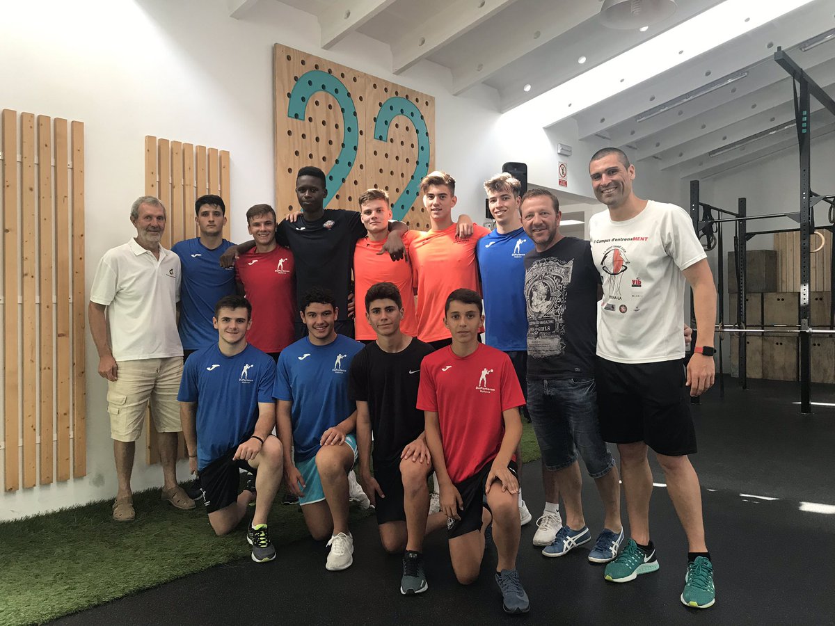laboratori22's tweet photo. Entrenament de @deporterosmallorca amb @marcsansobauza i visites especials de @toniservera72 i Toni Pascual. Quin plaer rebre’ls al nostre centre! Volem més visites com aquesta!
#goalkeeper #laboratori22 https://t.co/fEfejNuXah