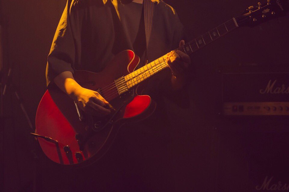 先日のO two Currentライブ時に撮って貰った写真の #ギヴン 感…。
いよいよ来週7/11からアニメ版放送スタートですって！
given-anime.com
微力ながら町田ThePlayHouseとして協力させて頂いてます。
是非是非見ちゃいましょう。

photo by @bump_drop 

#町田プレイハウス
#ギヴン
#ノイタミナ