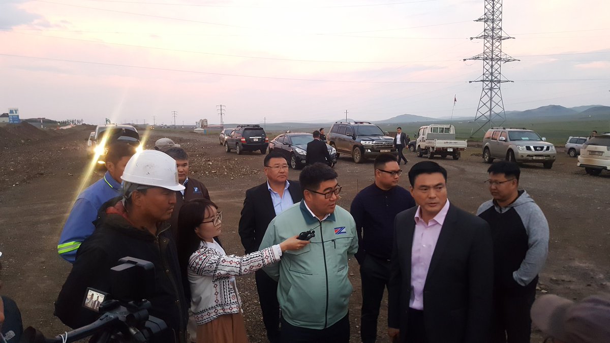 Хотын захирагч С.Амарсайхан Налайхын зам дээр ажиллаж, бороо хур элбэг байгаатай холбогдуулан авто замын бүтээн байгуулалтын ажилд тулгарч байгаа бэрхшээлийг газар дээр нь  сонсож, шаардлагатай асуудлыг яаралтай шийдвэрлэж ажиллах чиглэлийг холбогдох албан тушаалтнуудад өглөө