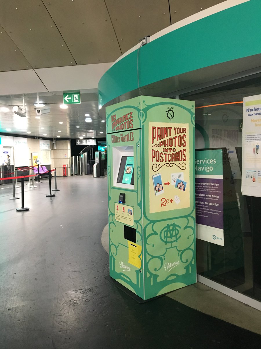 RER_A's tweet photo. [#Rendezvous] 📸 A la sortie 3 de la station Charles de Gaulle-Etoile, vous pouvez grâce à la borne @peeksprint transformer les photos de votre smartphone en cartes postales 🎉. #RERA https://t.co/0NbnlNEUA3
