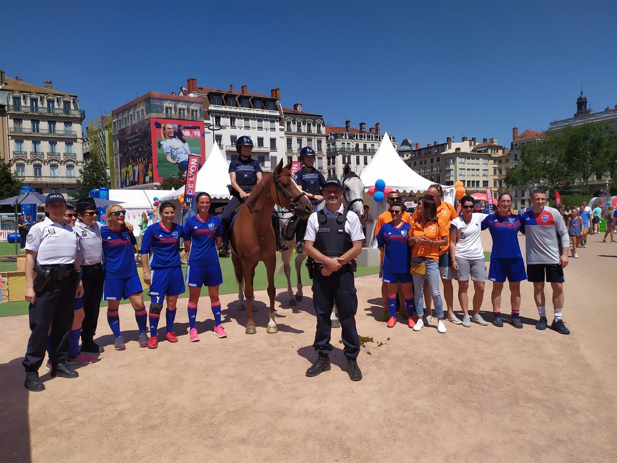 PoliceNat69's tweet photo. ⚽️#PoliciersEtFootballeurs. En direct de la #FifaFanExperience à Lyon place Bellecour. Nous avons les encouragements de brigade équestre de la Police Municipale de @villedelyon avant le match amical que nos policiers vont disputer. https://t.co/JbrGH1I9oW