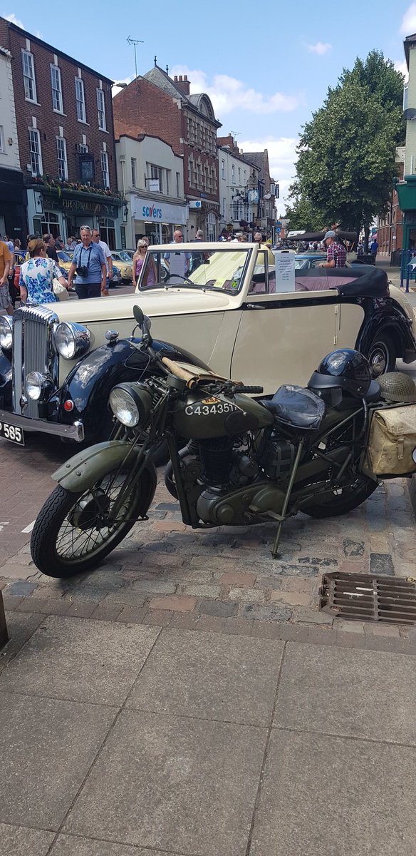 HarbMarket's tweet photo. It's a fabulous action packed few days on the Square this weekend, starting with street food specialists @canteenuk on Friday 4pm to 10pm and Saturday 12pm to 10pm and ending on Sunday with the Market #Harborough Classic Car Show! Come on out and support our events 😊 https://t.co/uRZhKVlYVe