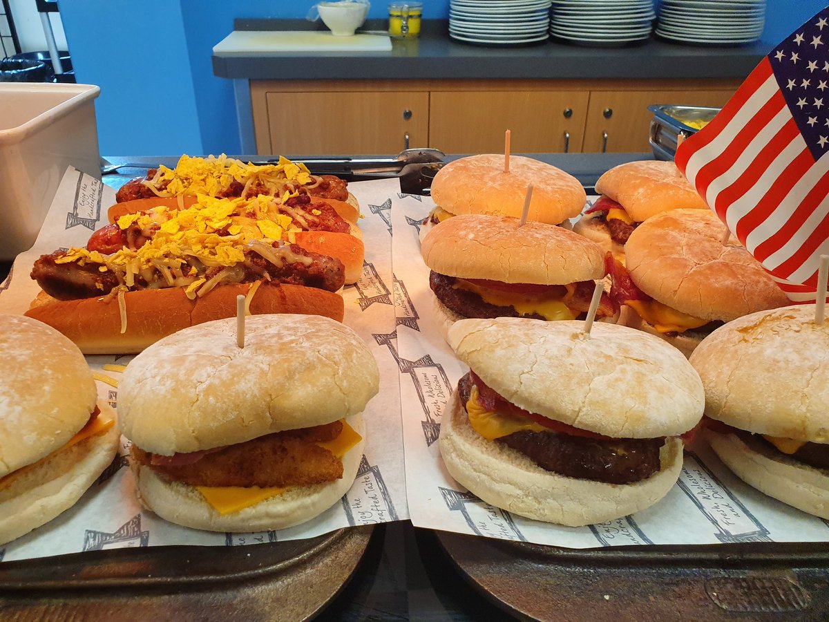 MkfoodB's tweet photo. Bacon, Cheese Burger, Chilli Hotdog and Southern Chicken Burgers.. What a menu?! Topped of with Jalapenos or Gherkins Celebrating Independence Day with some good America food 

#Eliorrighttrack #Elior #EliorFoodie https://t.co/bWtcAb2MHi