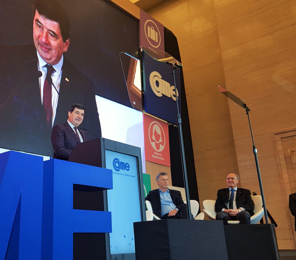 redcame's tweet photo. El presidente de CAME, @gerardodbeltran, da la bienvenida en el #DíadelasPymesCAME y comparte con el presidente @mauriciomacri el gran trabajo federal y los logros generados en colaboración público-privada en materia de capacitación, innovación, exportación y modernización. https://t.co/cpM37mmVVI