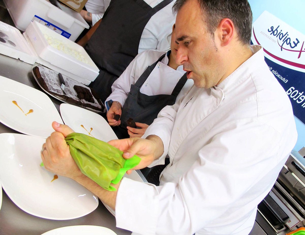 Hoy es un día triste
Nos ha dejado Iñigo Elorriaga jefe de cocina del restaurante Boroa. 
Un auténtico crack y mago de la cocina pero sobretodo un titán como persona.
Mucha fuerza y ánimo a la familia y a todo el equipazo de Boroa.
Te vamos a echar mucho de menos.