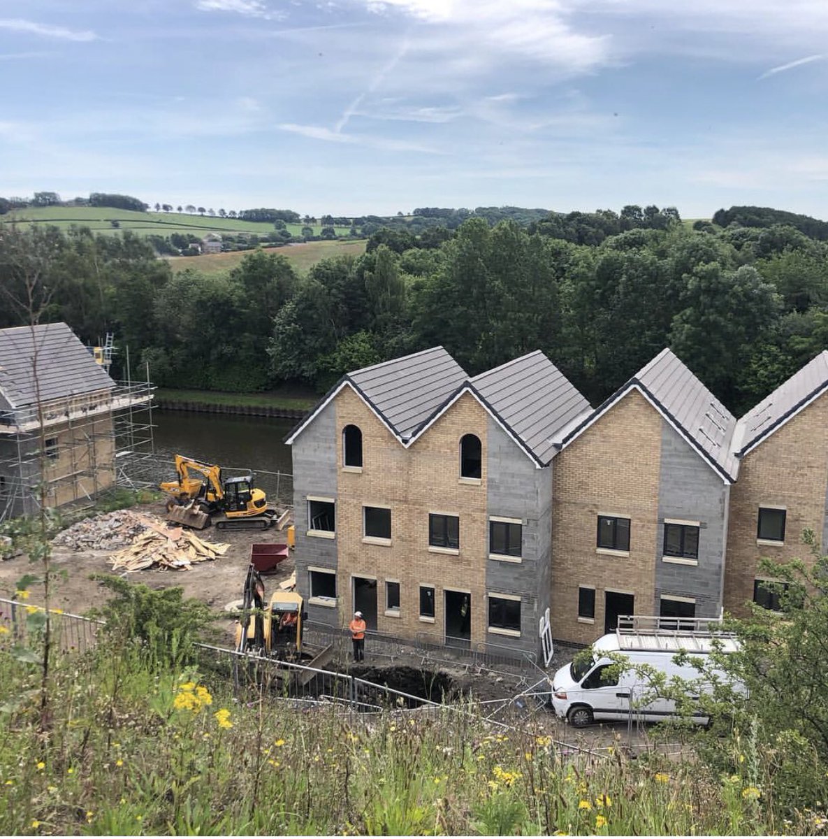 FenwoodEstates's tweet photo. Mega progress at The Embankment!! Even more beautiful in the sunshine ☀️ reserve your home now on this exclusive development.
#newhomes #helptobuy #exclusive #waterside #waterviews #mexborough #4sold #phase2released 👷🏻♀️👷🏻♂️ https://t.co/ci4UjDsJhK