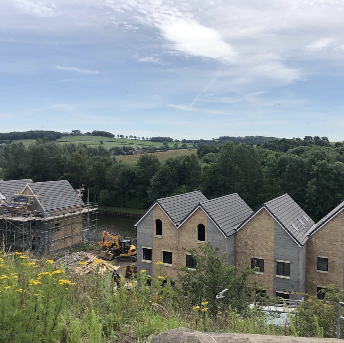 FenwoodEstates's tweet photo. Mega progress at The Embankment!! Even more beautiful in the sunshine ☀️ reserve your home now on this exclusive development.
#newhomes #helptobuy #exclusive #waterside #waterviews #mexborough #4sold #phase2released 👷🏻♀️👷🏻♂️ https://t.co/ci4UjDsJhK