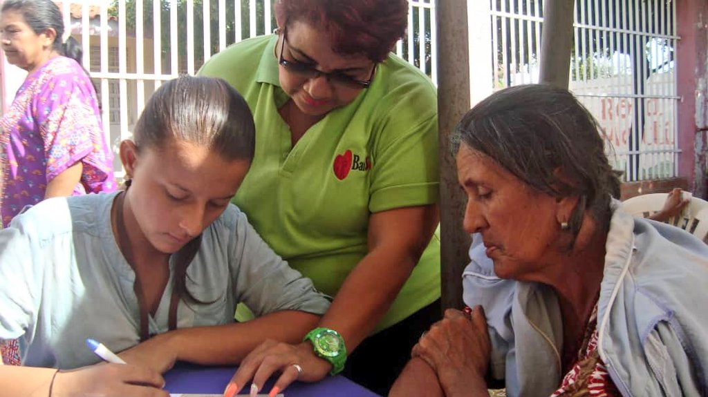BanzuliaOficial's tweet photo. #JornadaSocialIntegral En unión perfecta revolucionaria se censa a los adultos mayores de la comunidad Polar III padecientes de hipertensión y diabetes para ser integrados al programa social @BansurSFco. @LaGranCiudadSF https://t.co/OdBqsfVMxy