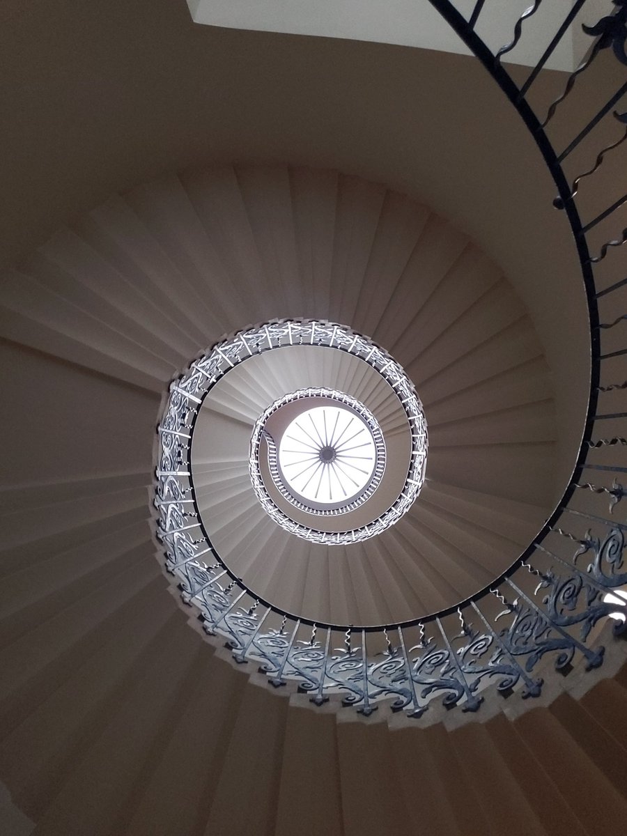 #throwbackthursday to this beautiful Tulip Staircase in Greenwich. 
#queenshouse #tulipstaircase