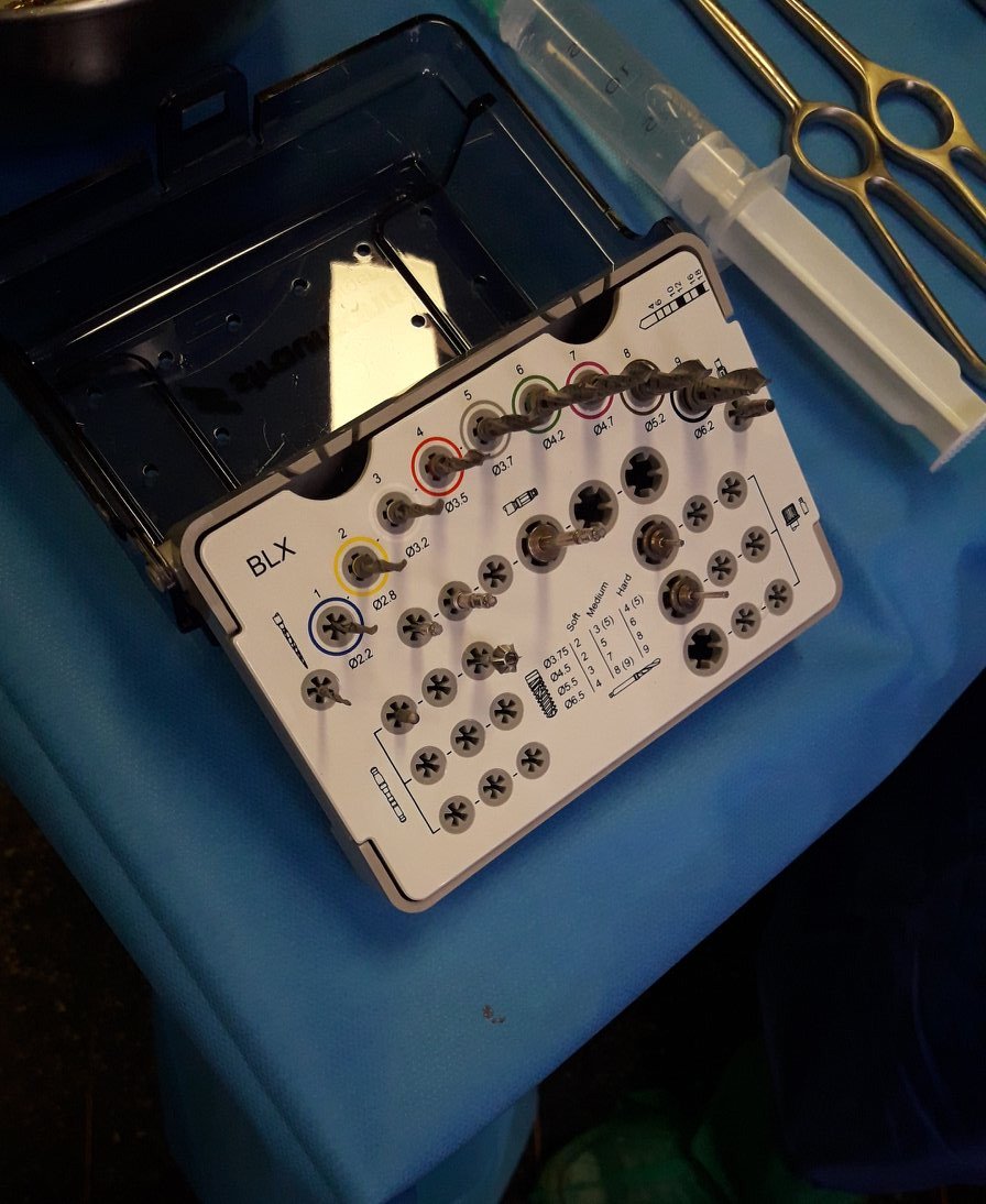 CIMEVClinic's tweet photo. Primera toma de contacto con los nuevos implantes BLX de @StraumannES.
Muy buenas vibraciones. 💪🏼
#CRIMA
#EquipoCIMEV #ProArch
#SLActive #BLX #Roxolid #implantologia https://t.co/6AzJfIXAb3