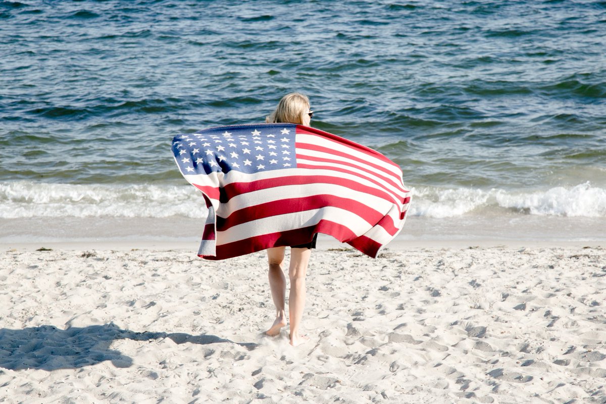 wearefourpost's tweet photo. Happy 4th from our #Fourpost family to yours!
How about this throw from @In2Green 😍 ?!
#4thJuly #famtime #holiday #celebrate #IndependenceDay https://t.co/4waMbCh487