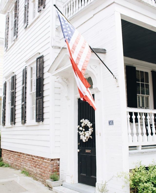 HAPPY FOURTH FRIENDS!

Hope you all have the best holiday weekend full of salty hair, sandy feet, fun summer cocktails, and hotdogs. 

#abitofcharleston #charleston #explorecharleston #chs #chstoday #charlestoninspired #doorsofcharleston #whitehouse #exterior #southofbroad #…