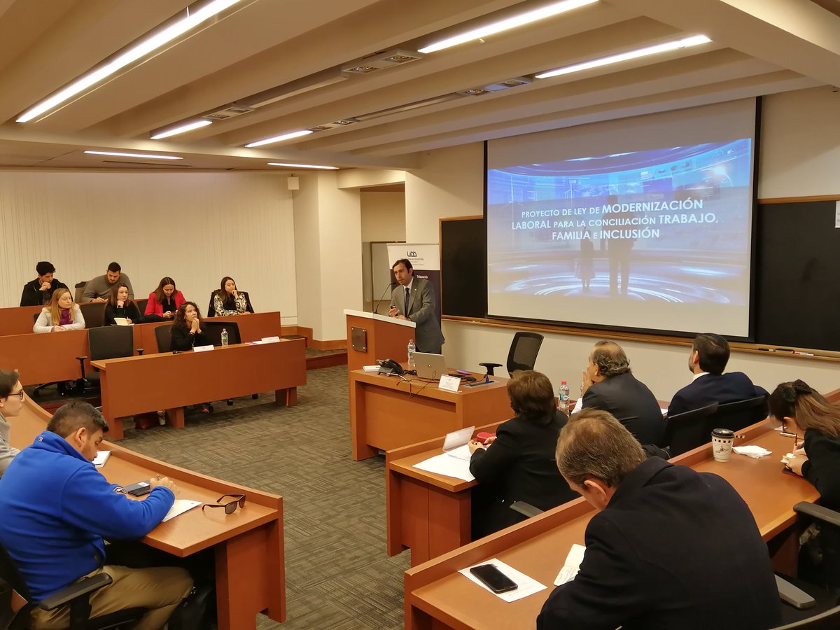 UDD_cl's tweet photo. #DerechoUDD | El subsecretario @fdoarab de la @SubsecTrabajo expone en seminario de Reforma Laboral, organizado por la Facultad de Derecho UDD, explicando los cambios propuestos por el Gobierno https://t.co/Id6QMSIQeZ