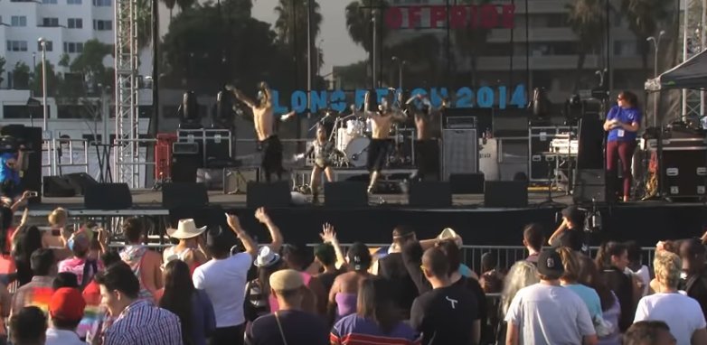 2005 doğumlu Asia Monet Ray California& #39;lı bir çocuk. Foroğraf 8 yaşındayken 2014 Onur Haftası& #39;nda Long Beach& #39;de verdiği bir konserden. İnsanlar toplanmış garipsemeden izliyor.