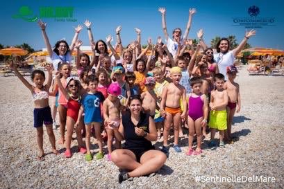 ConfcommercioAN's tweet photo. Per la sua 2^ settimana nelle Marche il progetto @confturismo_it Sentinelle del Mare approda nel Fermano. La biologa Machado dell’Alma Mater Studiorum Bologna sarà a disposizione dei bagnanti e turisti su info e approfondimenti per tutela del mare https://t.co/XknIMwgPXc