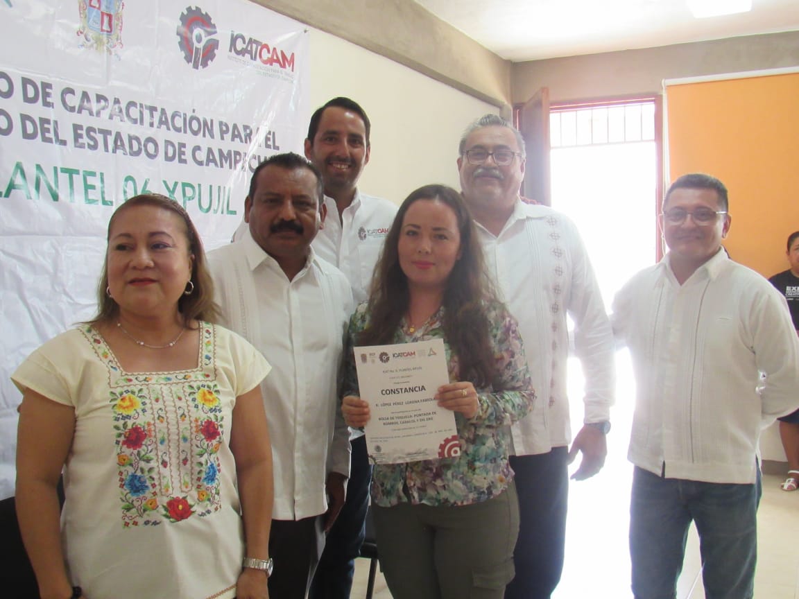 Icatcam's tweet photo. El.director general del #ICATCAM, Carlos Ortiz Piñera entregó a cerca de mil estudiantes del #PlantelCalakmul sus constancias de capacitación por haber concluido sus cursos durante el periodo de abril-junio.
#ICATCAM #CapacitarParaCrecer https://t.co/s01U7QOwY0