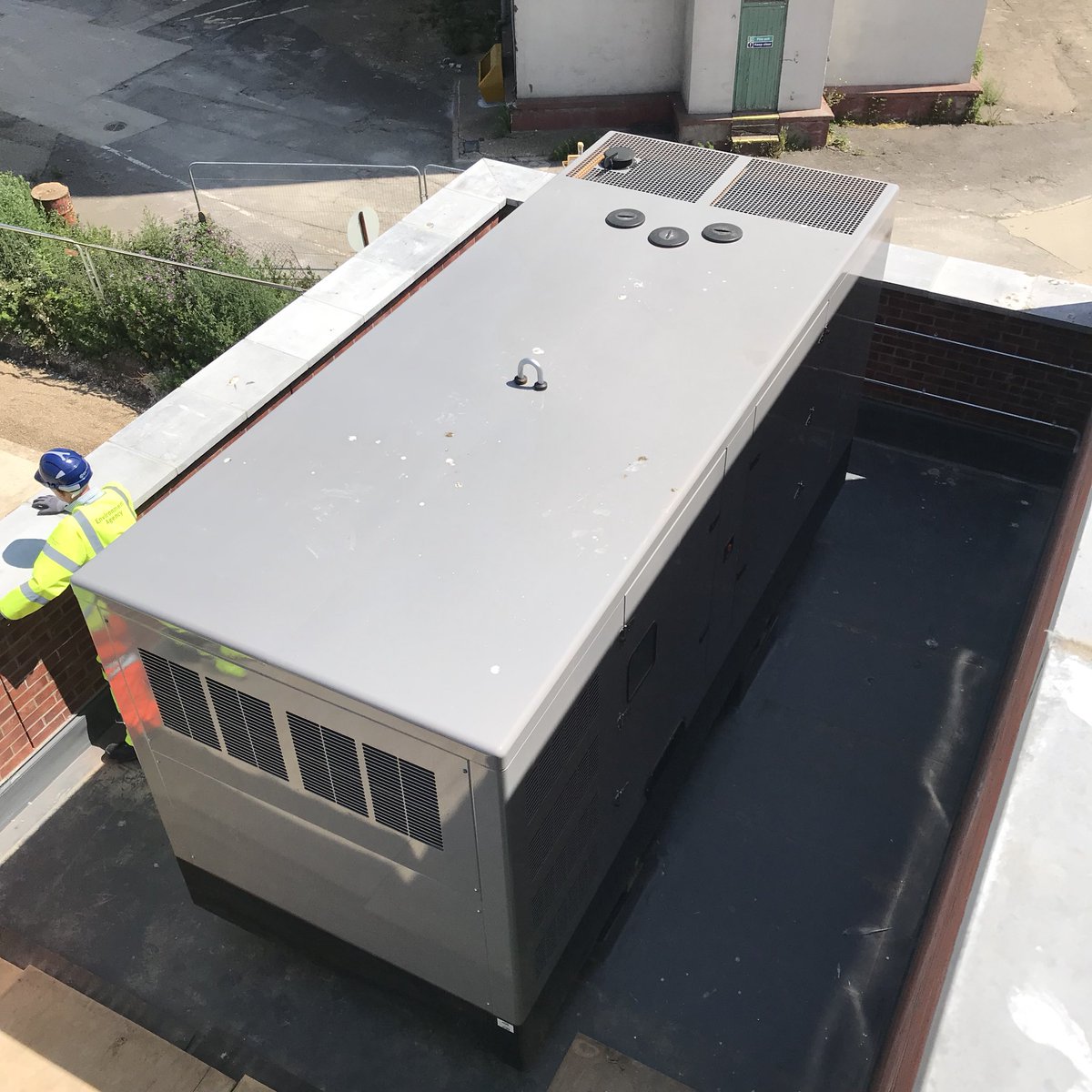 BostonBarrierEA's tweet image. Lovely day for a site tour!☀️ The back up power generator for the control building has now been fitted along with #solar panels on the roof. #RenewableEnergy #whatiscivilengineering #teamea