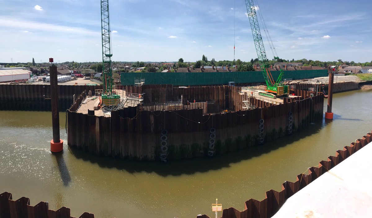 BostonBarrierEA's tweet image. Lovely day for a site tour!☀️ The back up power generator for the control building has now been fitted along with #solar panels on the roof. #RenewableEnergy #whatiscivilengineering #teamea