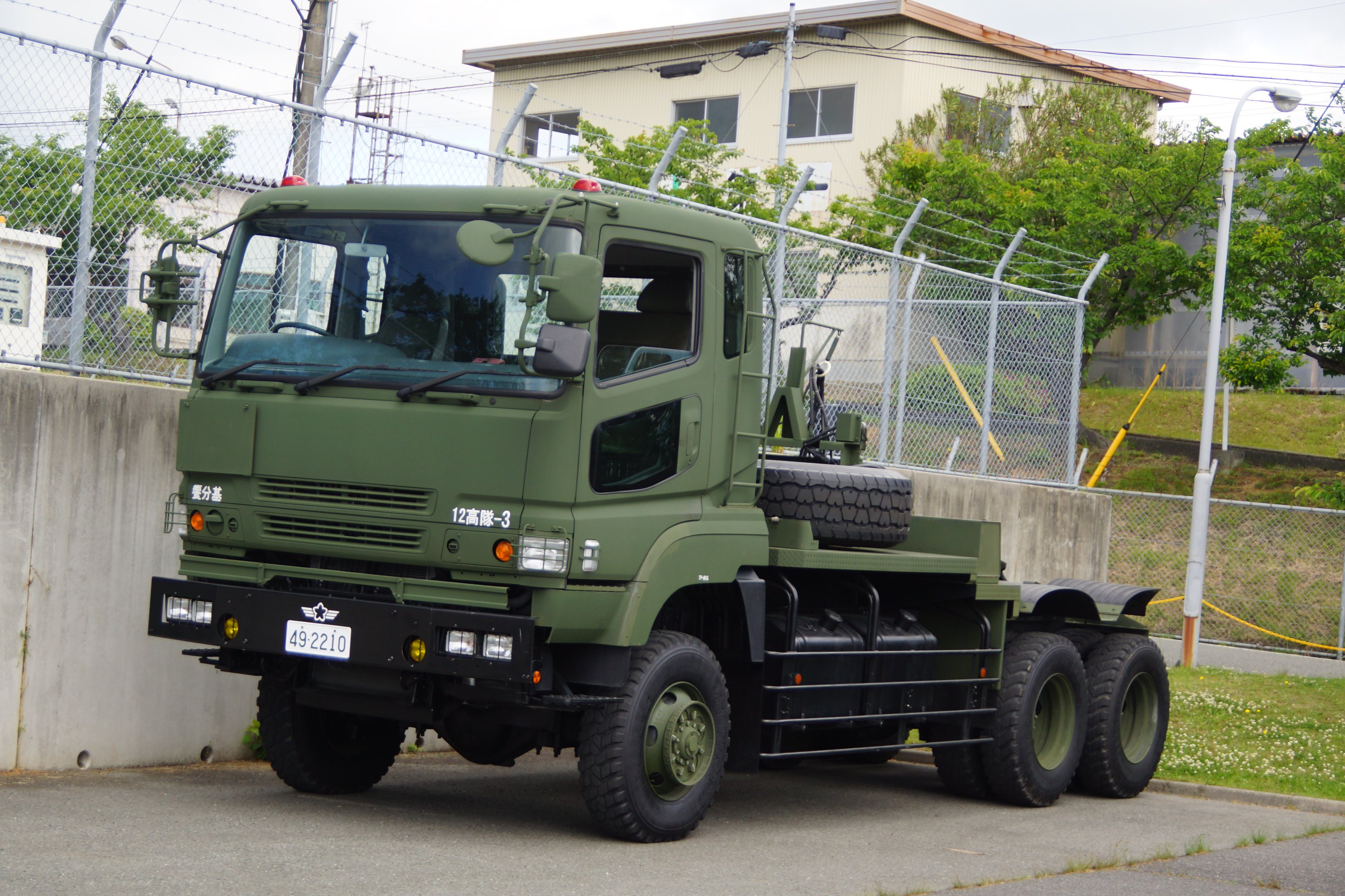 無賃乗車お断り On Twitter 74式特大型トラック 7tトラックがベースの航空自衛隊のペトリオットミサイルpac 3の牽引車だが 最近納入された分では搭載エンジン変更や悪路走行対策などの関係でラジエーターの位置が変更されたことから 運転席の位置が更に高い場所へ