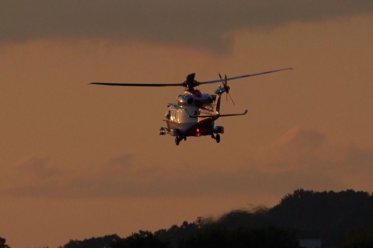 scmediauk's tweet photo. Two opportunities to photograph Coastguard ⁦ helicopters in one week This one in a very different light- preparing to land on school playing fields in Torquay ⁦@MCA_media⁩ ⁦@EnglishRiviera⁩ https://t.co/aru69zJ3TB