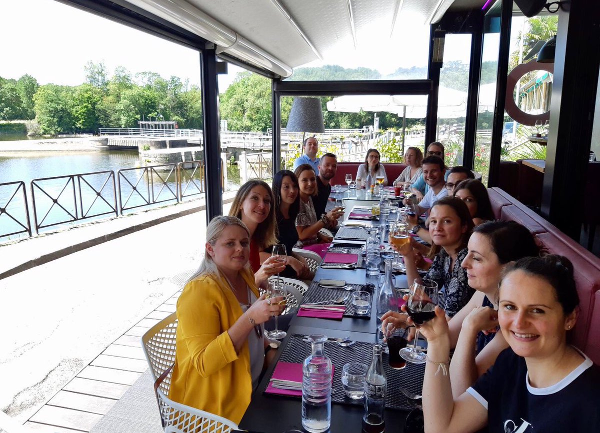 SYD_Jobs's tweet photo. [#Viedagence] Déjeuner au soleil à #Vertou pour les fonctions support @SYD_DigitalCare ☀️ On prend des forces avant une après midi « réalité virtuelle » à Alcatraz Virtual Game 😎 #TeamBuilding #Seminaire https://t.co/SrOceImRpE