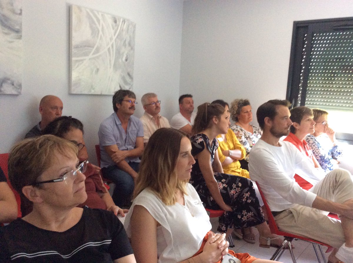 VIALJM's tweet photo. Réunion d’information clients à l’agence de VIENNE REVENTIN sur le thème de la #cybercriminalité. Thierry et Laurie JACQUET ont invité des clients pro qui se sont montrés très attentifs lors de la présentation réalisée par le Maréchal des Logis Chef Eric POZZI. #GENERALI #GPN 👌🏻 https://t.co/YDzXhjIpOx