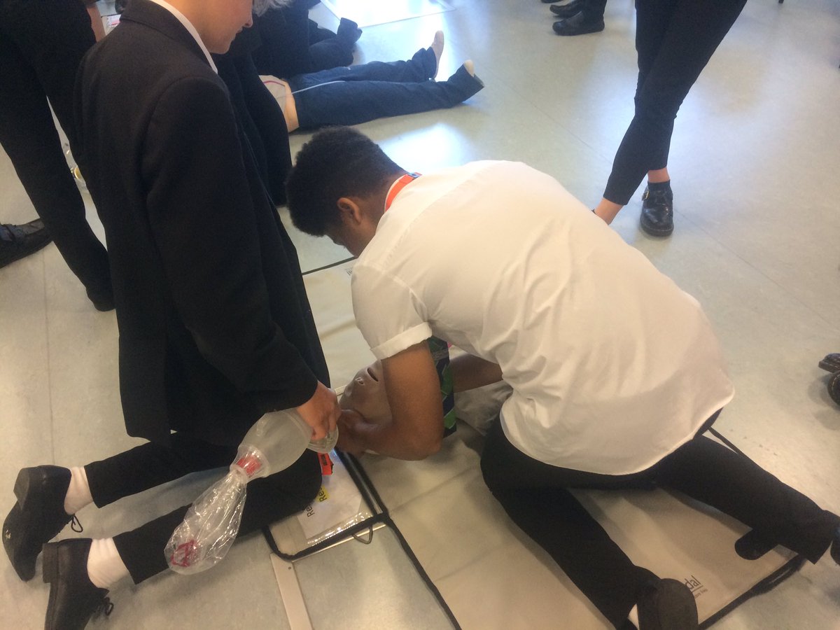 Laura_MDavies's tweet photo. Had such a wonderful day with @EPA_Lowestoft down at @UniofSuffolk! It was great to have Year 10 learning about paramedic science, sports science and hearing from current students. Oh and of course eating lots of pizza 🍕🙌🙌 @TakeYourPlaceHE @JessPaul_95 https://t.co/EEzF1E2cUB