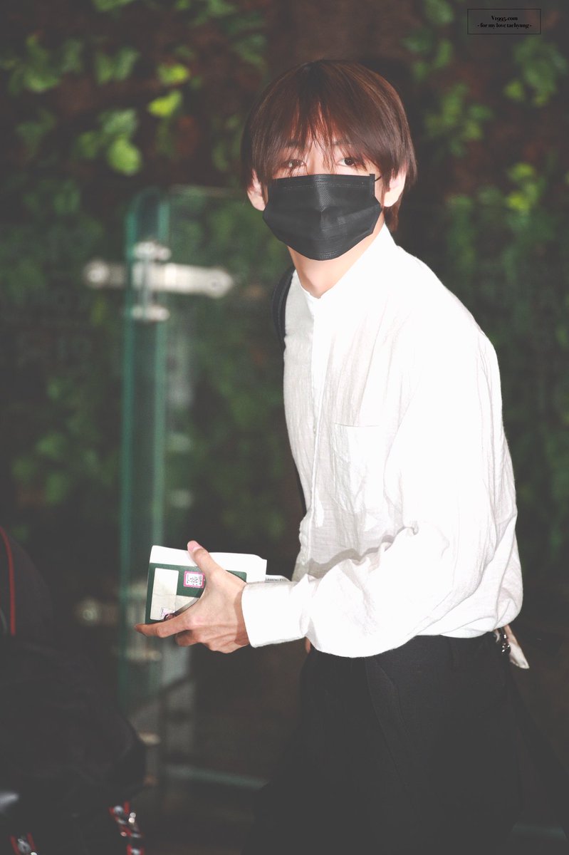 V1995com's tweet photo. 【HD】190704 GMP 출국 

#방탄소년단 #BTS⁠ ⁠ #뷔 #V #김태형 #태형 #taehyung 

@BTS_twt https://t.co/CsH4hR82jm